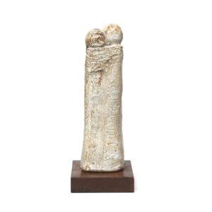 Escultura Pareja III de cerámica gres en tono crudo sobre base de madera