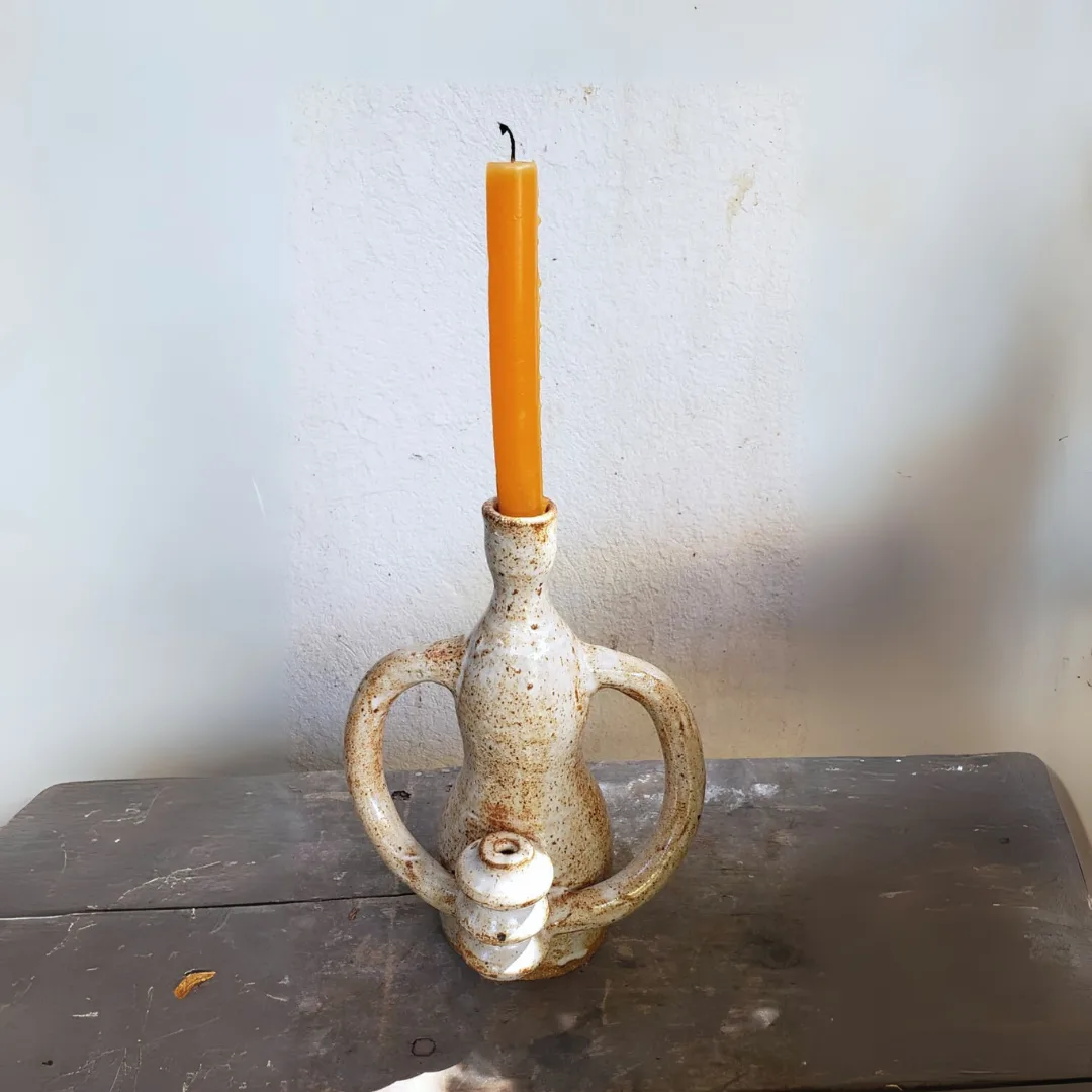 Candelabro trompo de cerámica gres blanca hecho a mano, con vela al centro