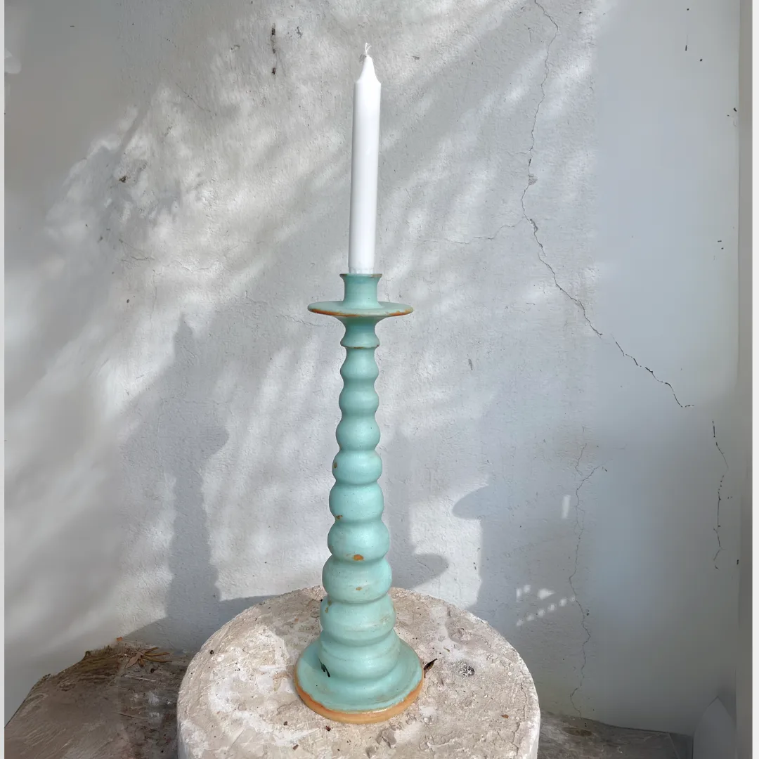 Candelabro turquesa I de cerámica gres hecho a mano con vela blanca