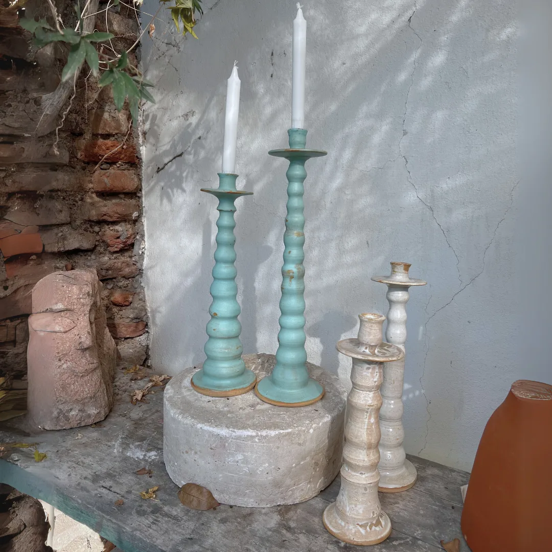 Candelabros turquesa y blancos de cerámica gres artesanal en distintos tamaños