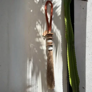 Collar decorativo de cerámica o piedra con amarras de cuero, ideal para adornar muros o mesas