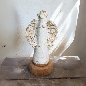 Escultura Ángel de cerámica gres blanca hecha a mano sobre base de madera