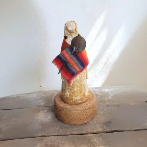 Escultura Etnia de cerámica gres con poncho textil andino de colores