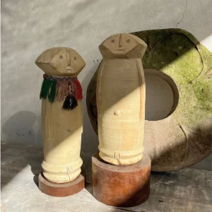 Dos esculturas Inocencia de cerámica gres en tonos crudos con detalle de textil