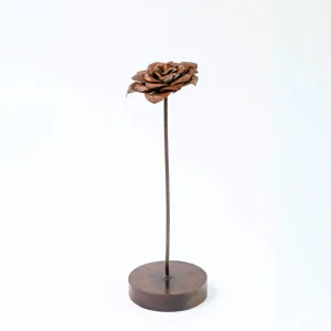 Flor de fierro con tallo largo sobre base metálica