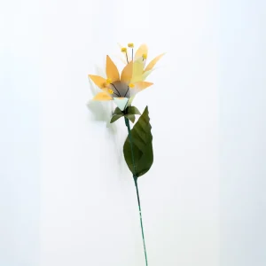 Flor de hojalata amarilla con tallo y hoja verde
