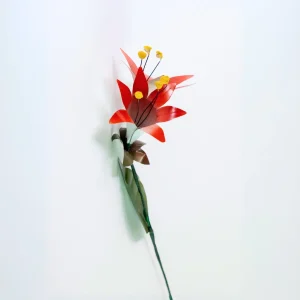 Flor lilium de hojalata roja con tallo y hoja