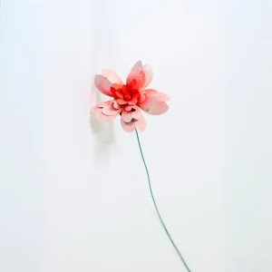Flor de hojalata rosada y roja con tallo
