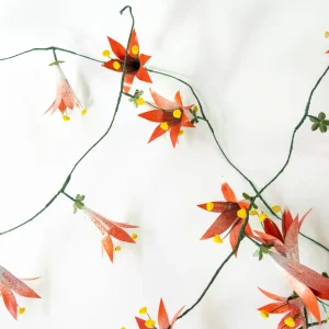 Guirnalda de hojalata con flores lilium rojas, artesanía del norte de Chile