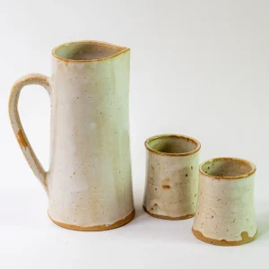Jarro y vasos de cerámica gres en tono crudo hechos a mano