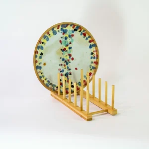Plato pintado a mano de cerámica en soporte de madera