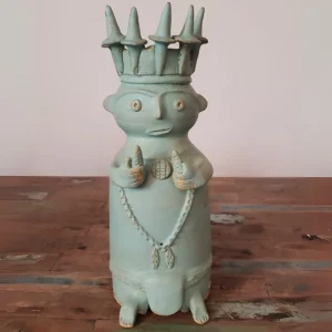 Rey II turquesa, escultura de cerámica gres con corona