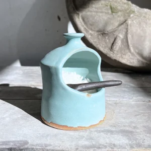 Salero de mesa boca ancha turquesa de cerámica gres con cuchara
