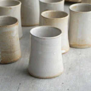 Vasos blancos de cerámica gres torneados a mano
